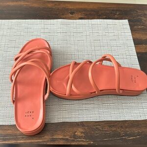 Coral platform sandels